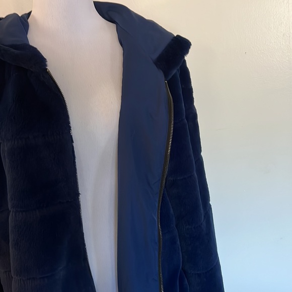 NWT Christian Siriano fun 🤩 cobalt blue hooded faux fur jacket. - Picture 5 of 7